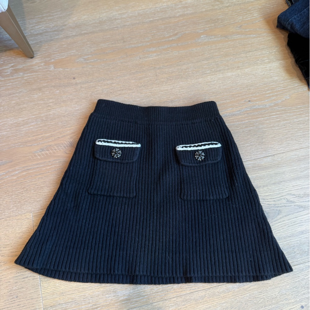 Elegant Black Knit Skirt